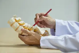 腰5/骶1椎间盘突出了？千万别不当回事，你可得赶紧治疗了图片