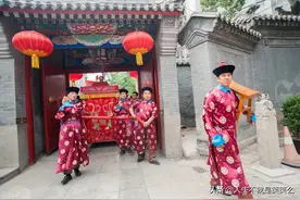 新娘哭了！福建一新郎用八抬大轿迎娶新娘，不料轿子竟侧翻在地图片