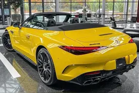 奔驰AMG SL63：两门四座敞篷超跑？顶级大V8西装暴徒？图片