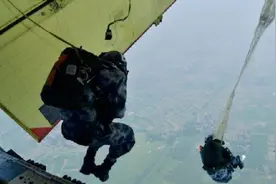 13年前大地震，空降兵15勇士4999米高空盲跳，其中一人升大校军衔图片