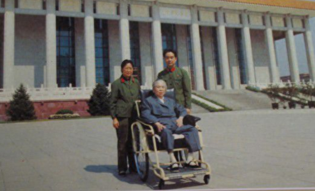 贺子珍逝世20年后，孔东梅揭露真相：毛主席的旧衣里有“秘密”