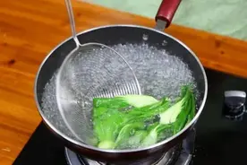 厨房焯过菜的“热水”，别再倒进下水道了！可能会存在这些弊端图片