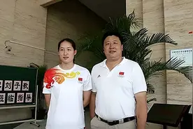 27岁冠军嫁给三婚教练，倒贴一百万买车，婚后定居国外图片