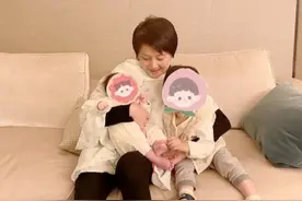 赌王四太把孙子女搂怀里，眼神十分宠溺，奚梦瑶2岁儿子暴风长高图片