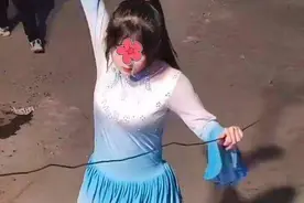 回顾：女孩穿着短裙走钢丝，观众纷纷拍手叫好，女孩脸上却很无奈图片