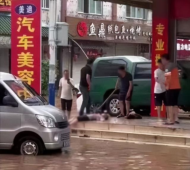 全城感动！男孩触电倒在水中，幸好有他们！