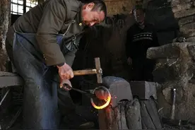 农村“打铁匠”60岁变成董事长，收入千万，三个女儿功不可没图片