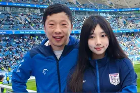 大连英博2-0延边看台掠影，万达 实德名宿携爱女亮相！共13张图片图片