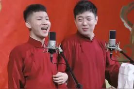 德云社开箱欢乐多，观众砸挂张九南，刘筱亭磕头拜年，老秦送手机图片