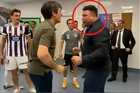 3-0！45岁罗纳尔多率队重返西甲！更衣室疯狂庆祝，90后女友美艳图片