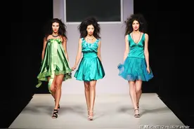 为了生计，这些内衣女模特，游走在T台与灰色的边界，令人叹息图片