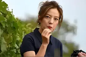 48岁赵薇现状：发福像大妈，哥哥离婚，父亲和公公去世图片