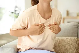 女性为什么会胸部疼痛？分析了这几种原因，不妨对照一下图片