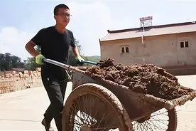 2018年他嘲高考题垃圾耽误打工，搬砖时接到清华通知书，惊呆工友图片