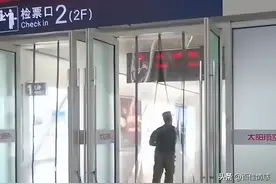 江苏一军人紧急归队，车站火速开应急通道，他敬礼致谢后一路狂奔图片