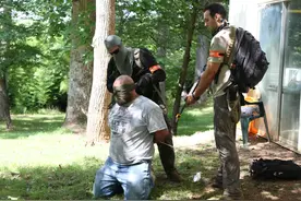 美国混乱失控或突发内战，不明武装趁势发起猛攻？一些都是演的图片