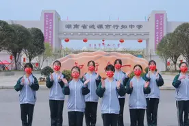 湖南涟源：中学生表演手势舞 劝慰父母清明不返乡图片