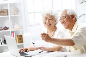 白发长在不同的位置，可能是身体在提醒你，别不当回事图片