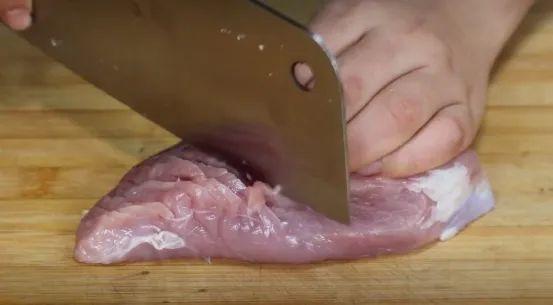 今天才知道，原来剁肉馅还有这个绝招！1分钟剁好，方法太棒了