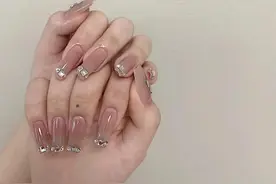 美甲♥经典耐看 气质指尖钻图片