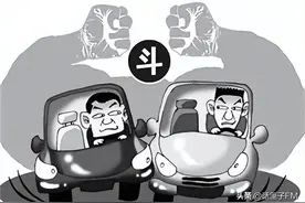 又一起！2名驾驶员在上海中环追逐别车，互扔矿泉水瓶！警方通报→图片