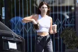 超模肯达尔·詹娜现身洛杉矶街头，她看起来苗条又时尚图片