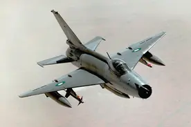 巴铁传来噩耗，歼7P战机突发坠毁，飞行员弹射逃生，高层下令彻查图片