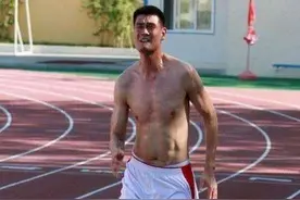 姚明的肌肉有多不真实？6块腹肌显眼 麒麟臂不输奥尼尔图片