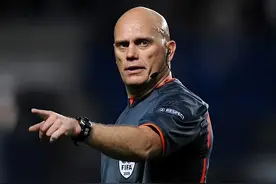 实锤！“黑哨”13年后认错：蓝军本该得到点球，都怪小白绝杀图片