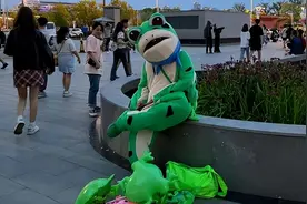 女城管踩烂“青蛙崽”，转身丢进垃圾桶，网友：有本事追北极鲶鱼图片