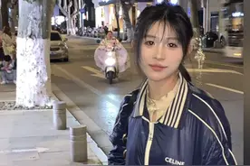 红绿灯的小黄终于开始做回自己了，深夜发文“我们曾经被人取代”图片