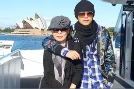 周杰伦妈妈才是洋气奶奶：穿衣新潮，白发不染，不扮嫩气质高级图片