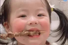 可爱搞笑的表情包：撸串小能手图片