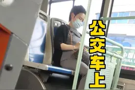蒋雯丽疑发福坐公交车，多次脱鞋光脚被批没素质，背奢牌包无气质图片