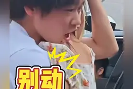 全红婵中秋接姐姐回家，校领导排排坐，聚餐坐小孩桌拿古董扇子图片