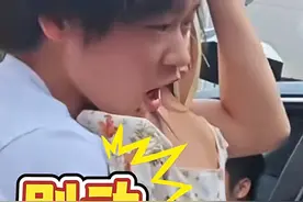 全红婵中秋接姐姐回家，校领导排排坐，聚餐坐小孩桌拿古董扇子图片