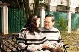 获奖后入美国籍，83岁回国娶妻，杨振宁改回国籍是为了养老吗？图片