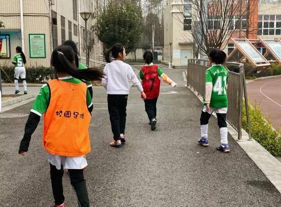 “谁说女子不如男”温江和盛小学女足冬训备战麒志杯