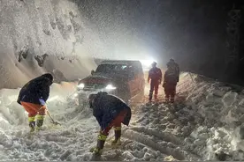 最深1.2米积雪！8人被困垭口……图片