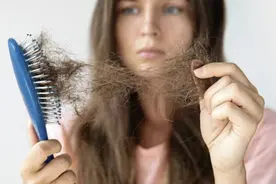 服用靶向药出现脱发，不要害怕！告诉大家1个好消息图片