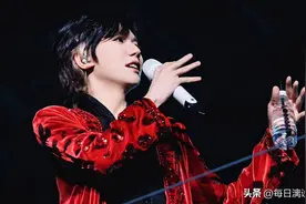 王源演唱会彩带被售卖，王嘉尔后台合照近万元，高价追星合适吗？图片