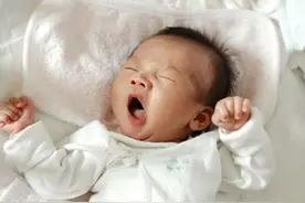 宝宝明明很困却拼命反抗哄睡？6个原因，父母学会6招，养娃更省心图片