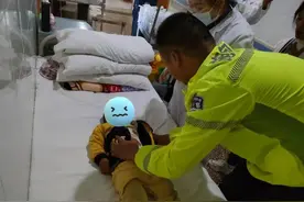 【我为群众办实事】交警一路狂奔，五分钟开辟生命通道！图片