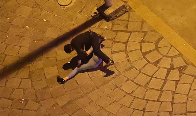女子夜班遭遇歹徒，不仅不反抗还帮他带安全套：这样对咱俩都好！
