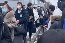 亮出护照一路绿灯！中国留学生撤离乌克兰，评论区泪目：感谢祖国图片