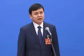 张文宏又露面了，六分钟的发言时间，道出3年防疫成功的关键原因图片