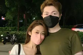 千万粉网红官宣恋情！紧搂女友秀恩爱，女方身材火辣颜值不输明星图片