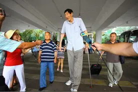 世界第一巨人鲍喜顺，不听劝执意生下一子，后来怎么样了？图片
