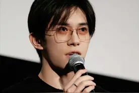 直到看到被众星力挺的易烊千玺，我才明白，他妈妈的心思没有白费图片