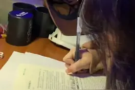 女生在“夜店”做高考题，引评论区群嘲：你是以大专为目标吗？图片